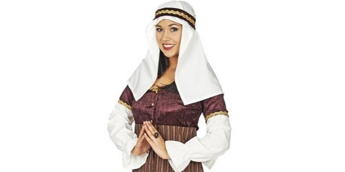Fille en costume arabe