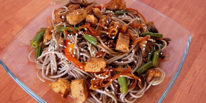 Udon nudler med biter av kylling og grønnsaker