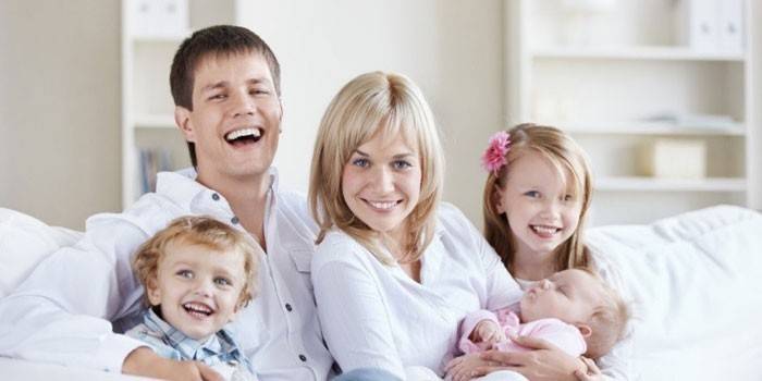 Kanepede oturan aile