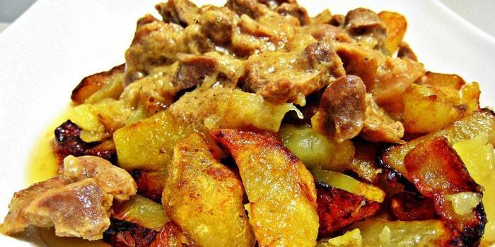 Batatas assadas com cogumelos em um prato