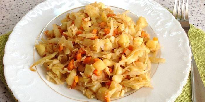 Bắp cải om với khoai tây trên đĩa