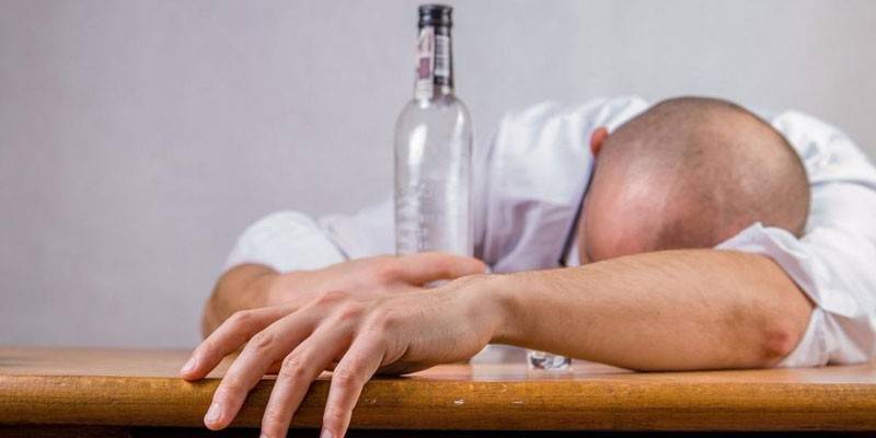 Részeg ember alszik az asztalon