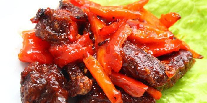 Tranches de porc au poivron dans une sauce aigre-douce