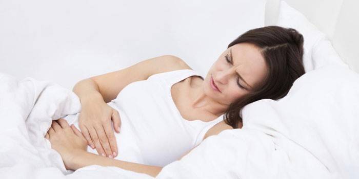 La donna giace a letto