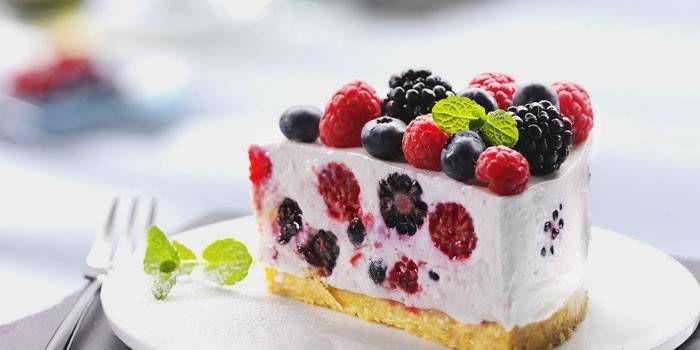 Una fetta di cheesecake ai frutti di bosco su un piatto