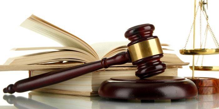 Livres, balances et marteau d'arbitre