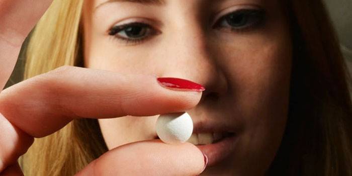 Cô gái với một máy tính bảng