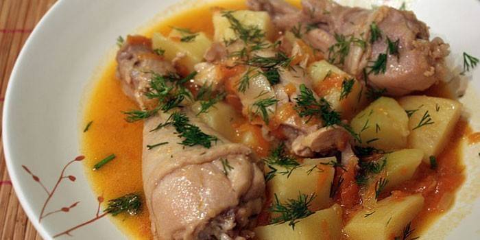 Braised kylling med kartofler, gulerødder og løg
