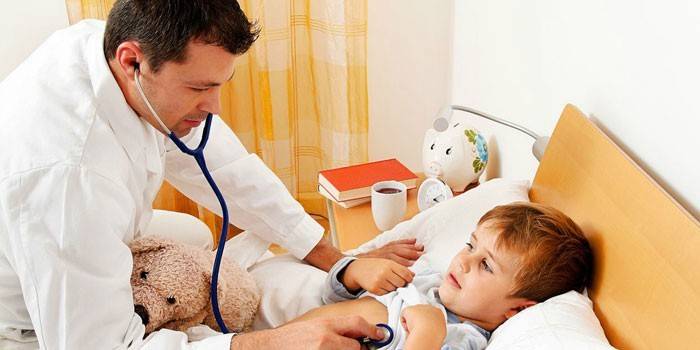 El pediatra escucha los pulmones del bebé.