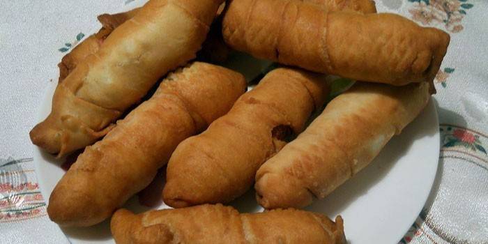 Salsichas fritas em massa