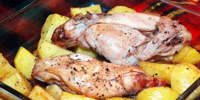 Tavşan et pişirme önce bir yastık patates üzerinde