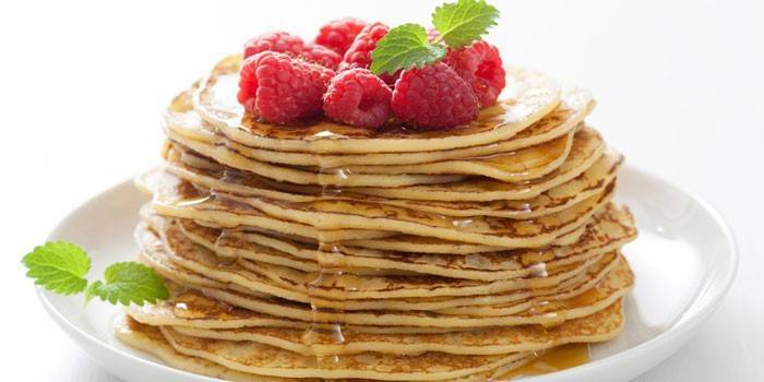 Üppige Pfannkuchen mit Himbeeren