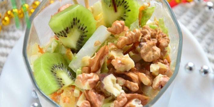 Insalata con kiwi, noci, pollo e formaggio