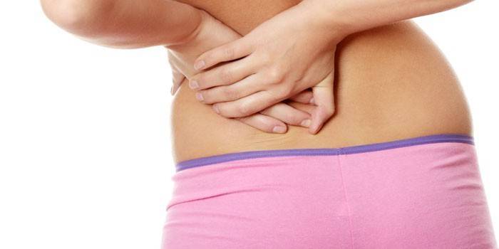 Cô gái giữ tay trên lưng dưới