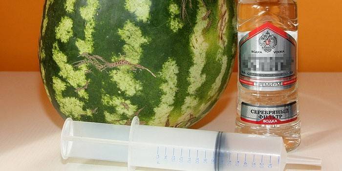 Dưa hấu, vodka và ống tiêm