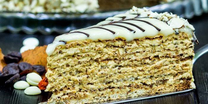 Fatia de Bolo Esterhazy com Nozes