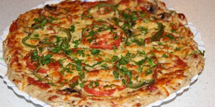 Pizza sans pâte sur le poulet émincé