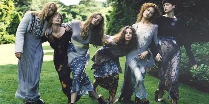 Nuotraukoje esančių merginų kompanija grunge stiliaus