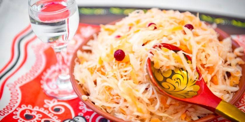 Салата од киселог купуса са јабуком