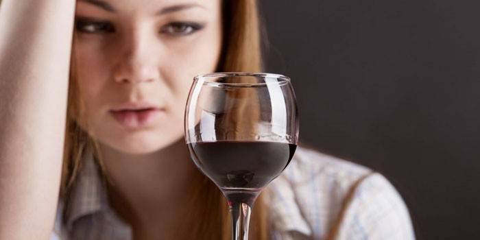 Fată și un pahar de vin