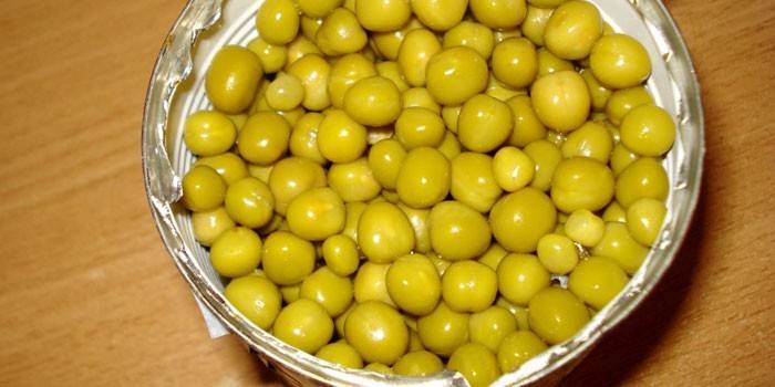 Bir kavanoz içinde konserve yeşil bezelye