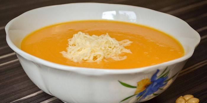 Kürbispüree mit Käse in einer Platte