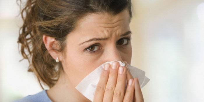 Cô gái bị sổ mũi