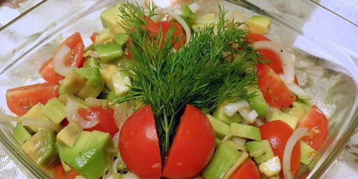 Merienda de aguacate y vegetales