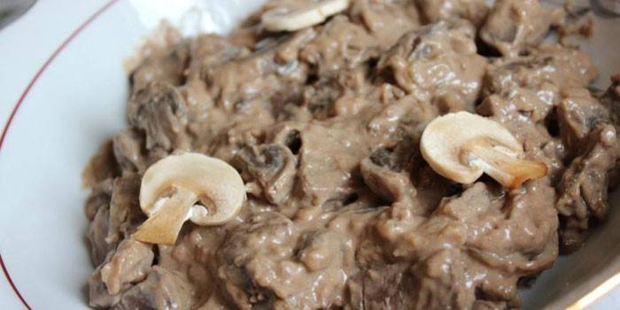 Leber mit Champignons in einer cremigen Sauce