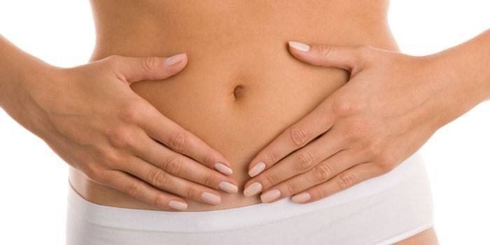 Mädchen legte die Hände auf den Bauch