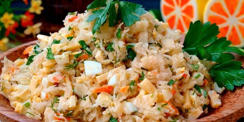 Салата од киселог купуса са јајетом