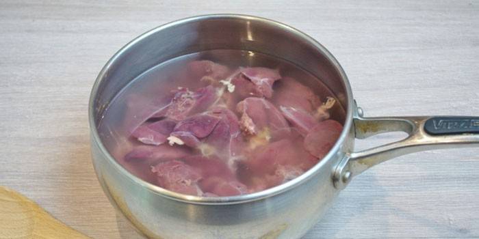 Hühnerleber in einer Pfanne vor dem Kochen
