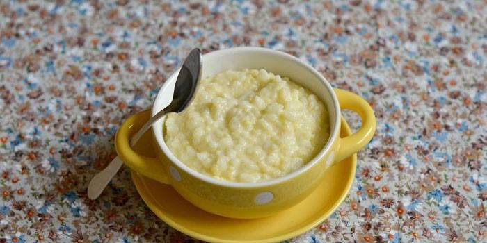 Un tazón de gachas de mijo y arroz con leche