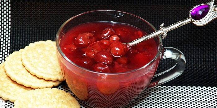 Gelatina de cereza en una taza