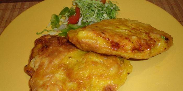 Deux morceaux de poitrine de poulet frits dans la pâte
