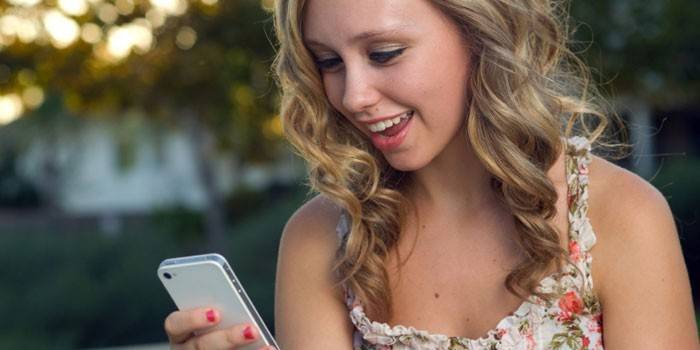 Fille avec un téléphone