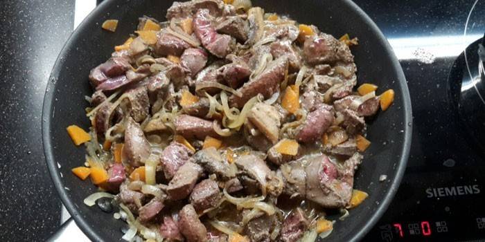 Viande avec abats et légumes dans une casserole