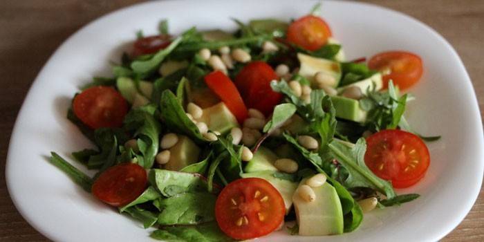 Ensalada de rúcula y aguacate
