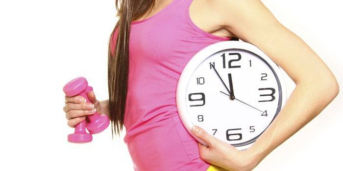 Ragazza con un orologio e un manubrio