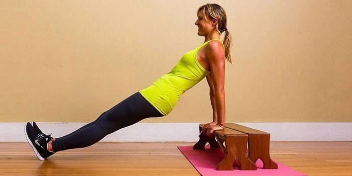 Suorat push-up käsissä