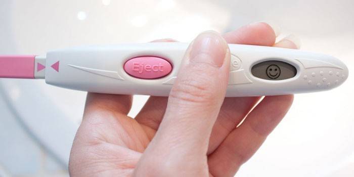 Ovulationstest in den Händen einer Frau