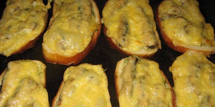 Sandwich nóng với spats trên một tấm nướng