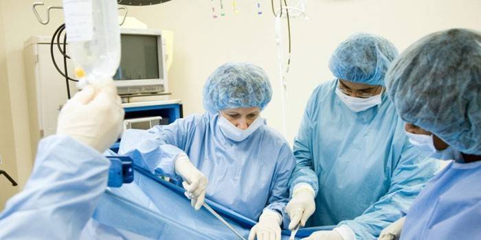 I medici eseguono un'operazione