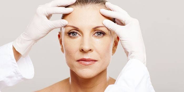 Un paramédic examine le visage d'une femme