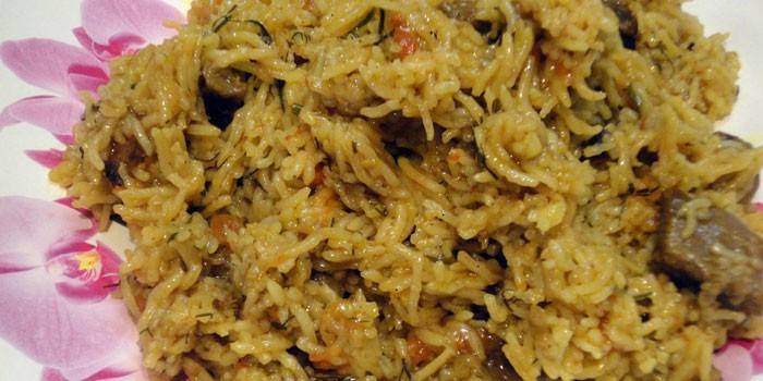 Húspilaf basmati rizzsel egy tányérra