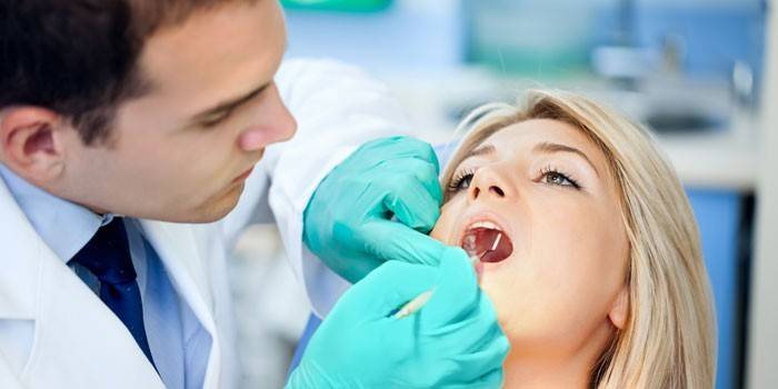 Ragazza all'appuntamento dal dentista