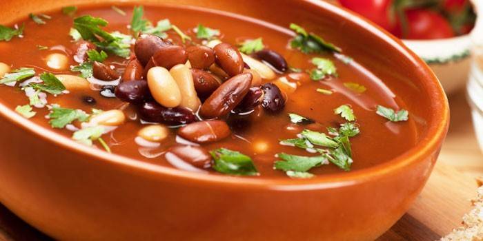 Sopa de feijão em um prato