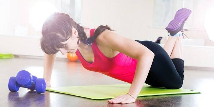 Cô gái đang đẩy lên trên sàn trong hội trường