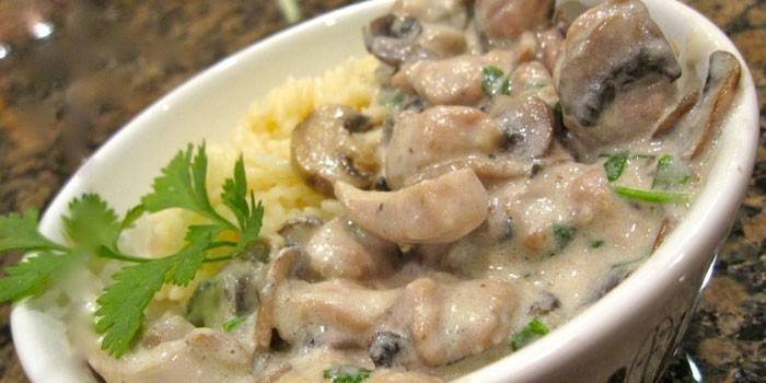 Jautienos stroganoff vištiena su pievagrybiais grietinėlės padaže su bulvių koše