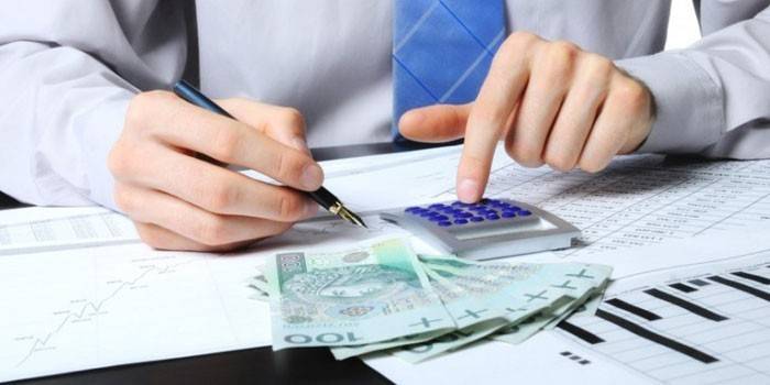 Hombre con calculadora y dinero